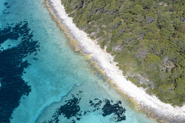 04.07.2021 , Kroatien , Adria , Insel Korcula ist eine kroatische Insel in der Adria vor der Küste Süddalmatiens. Sie liegt in der südlicheren Region Dalmatien in Kroatien und ist ungefähr 48 km lang und etwa 8 km breit. Zwei Kilometer vor der Ortschaft Potirna liegt im Meer die Inselgruppe Otok Veli Pržnjak mit kristallklarem und türkisblauem Wasser. Hier gibt einige Häuser zum Mieten , die nur per Boot zu erreichen sind.