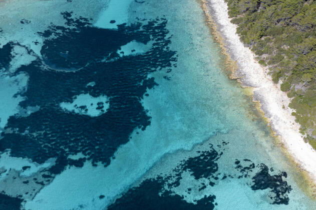 04.07.2021 , Kroatien , Adria , Insel Korcula ist eine kroatische Insel in der Adria vor der Küste Süddalmatiens. Sie liegt in der südlicheren Region Dalmatien in Kroatien und ist ungefähr 48 km lang und etwa 8 km breit. Zwei Kilometer vor der Ortschaft Potirna liegt im Meer die Inselgruppe Otok Veli Pržnjak mit kristallklarem und türkisblauem Wasser. Hier gibt einige Häuser zum Mieten , die nur per Boot zu erreichen sind.