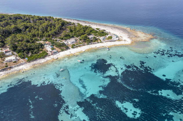 04.07.2021 , Kroatien , Adria , Insel Korcula ist eine kroatische Insel in der Adria vor der Küste Süddalmatiens. Sie liegt in der südlicheren Region Dalmatien in Kroatien und ist ungefähr 48 km lang und etwa 8 km breit. Zwei Kilometer vor der Ortschaft Potirna liegt im Meer die Inselgruppe Otok Veli Pržnjak mit kristallklarem und türkisblauem Wasser. Hier gibt einige Häuser zum Mieten , die nur per Boot zu erreichen sind.