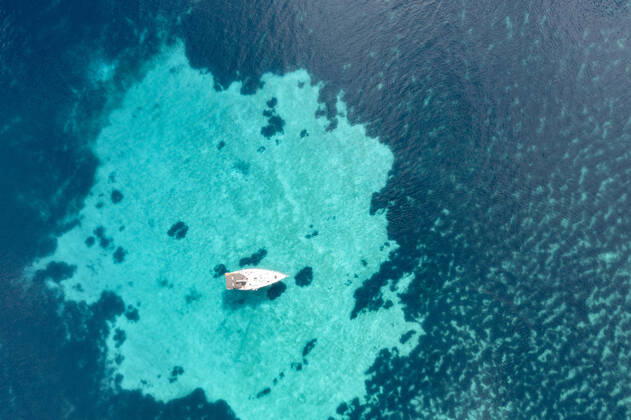 04.07.2021 , Kroatien , Adria , Insel Korcula ist eine kroatische Insel in der Adria vor der Küste Süddalmatiens. Sie liegt in der südlicheren Region Dalmatien in Kroatien und ist ungefähr 48 km lang und etwa 8 km breit. Zwei Kilometer vor der Ortschaft Potirna liegt im Meer die Inselgruppe Otok Veli Pržnjak mit kristallklarem und türkisblauem Wasser. Hier gibt einige Häuser zum Mieten , die nur per Boot zu erreichen sind.