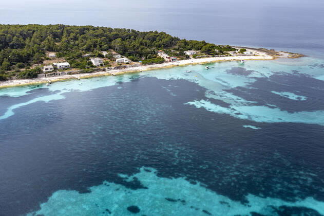 04.07.2021 , Kroatien , Adria , Insel Korcula ist eine kroatische Insel in der Adria vor der Küste Süddalmatiens. Sie liegt in der südlicheren Region Dalmatien in Kroatien und ist ungefähr 48 km lang und etwa 8 km breit. Zwei Kilometer vor der Ortschaft Potirna liegt im Meer die Inselgruppe Otok Veli Pržnjak mit kristallklarem und türkisblauem Wasser. Hier gibt einige Häuser zum Mieten , die nur per Boot zu erreichen sind.