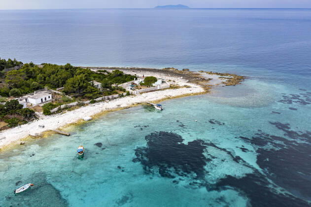 04.07.2021 , Kroatien , Adria , Insel Korcula ist eine kroatische Insel in der Adria vor der Küste Süddalmatiens. Sie liegt in der südlicheren Region Dalmatien in Kroatien und ist ungefähr 48 km lang und etwa 8 km breit. Zwei Kilometer vor der Ortschaft Potirna liegt im Meer die Inselgruppe Otok Veli Pržnjak mit kristallklarem und türkisblauem Wasser. Hier gibt einige Häuser zum Mieten , die nur per Boot zu erreichen sind.
