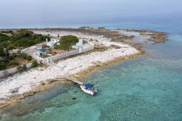 04.07.2021 , Kroatien , Adria , Insel Korcula ist eine kroatische Insel in der Adria vor der Küste Süddalmatiens. Sie liegt in der südlicheren Region Dalmatien in Kroatien und ist ungefähr 48 km lang und etwa 8 km breit. Zwei Kilometer vor der Ortschaft Potirna liegt im Meer die Inselgruppe Otok Veli Pržnjak mit kristallklarem und türkisblauem Wasser. Hier gibt einige Häuser zum Mieten , die nur per Boot zu erreichen sind.