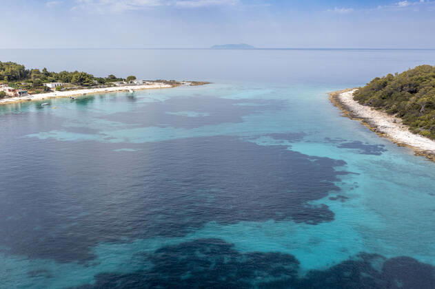 04.07.2021 , Kroatien , Adria , Insel Korcula ist eine kroatische Insel in der Adria vor der Küste Süddalmatiens. Sie liegt in der südlicheren Region Dalmatien in Kroatien und ist ungefähr 48 km lang und etwa 8 km breit. Zwei Kilometer vor der Ortschaft Potirna liegt im Meer die Inselgruppe Otok Veli Pržnjak mit kristallklarem und türkisblauem Wasser. Hier gibt einige Häuser zum Mieten , die nur per Boot zu erreichen sind.