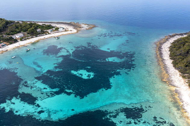 04.07.2021 , Kroatien , Adria , Insel Korcula ist eine kroatische Insel in der Adria vor der Küste Süddalmatiens. Sie liegt in der südlicheren Region Dalmatien in Kroatien und ist ungefähr 48 km lang und etwa 8 km breit. Zwei Kilometer vor der Ortschaft Potirna liegt im Meer die Inselgruppe Otok Veli Pržnjak mit kristallklarem und türkisblauem Wasser. Hier gibt einige Häuser zum Mieten , die nur per Boot zu erreichen sind.