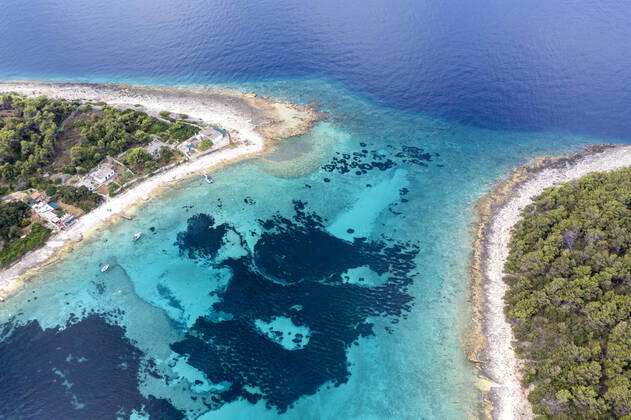04.07.2021 , Kroatien , Adria , Insel Korcula ist eine kroatische Insel in der Adria vor der Küste Süddalmatiens. Sie liegt in der südlicheren Region Dalmatien in Kroatien und ist ungefähr 48 km lang und etwa 8 km breit. Zwei Kilometer vor der Ortschaft Potirna liegt im Meer die Inselgruppe Otok Veli Pržnjak mit kristallklarem und türkisblauem Wasser. Hier gibt einige Häuser zum Mieten , die nur per Boot zu erreichen sind.