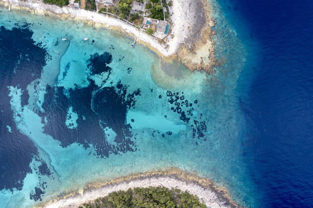 04.07.2021 , Kroatien , Adria , Insel Korcula ist eine kroatische Insel in der Adria vor der Küste Süddalmatiens. Sie liegt in der südlicheren Region Dalmatien in Kroatien und ist ungefähr 48 km lang und etwa 8 km breit. Zwei Kilometer vor der Ortschaft Potirna liegt im Meer die Inselgruppe Otok Veli Pržnjak mit kristallklarem und türkisblauem Wasser. Hier gibt einige Häuser zum Mieten , die nur per Boot zu erreichen sind.