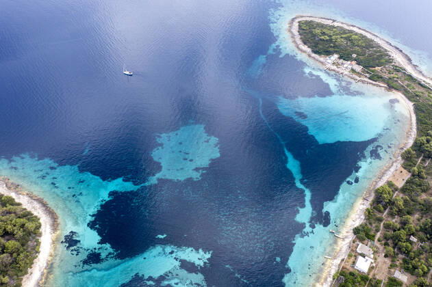 04.07.2021 , Kroatien , Adria , Insel Korcula ist eine kroatische Insel in der Adria vor der Küste Süddalmatiens. Sie liegt in der südlicheren Region Dalmatien in Kroatien und ist ungefähr 48 km lang und etwa 8 km breit. Zwei Kilometer vor der Ortschaft Potirna liegt im Meer die Inselgruppe Otok Veli Pržnjak mit kristallklarem und türkisblauem Wasser. Hier gibt einige Häuser zum Mieten , die nur per Boot zu erreichen sind.
