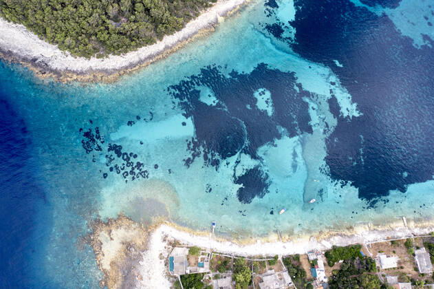 04.07.2021 , Kroatien , Adria , Insel Korcula ist eine kroatische Insel in der Adria vor der Küste Süddalmatiens. Sie liegt in der südlicheren Region Dalmatien in Kroatien und ist ungefähr 48 km lang und etwa 8 km breit. Zwei Kilometer vor der Ortschaft Potirna liegt im Meer die Inselgruppe Otok Veli Pržnjak mit kristallklarem und türkisblauem Wasser. Hier gibt einige Häuser zum Mieten , die nur per Boot zu erreichen sind.
