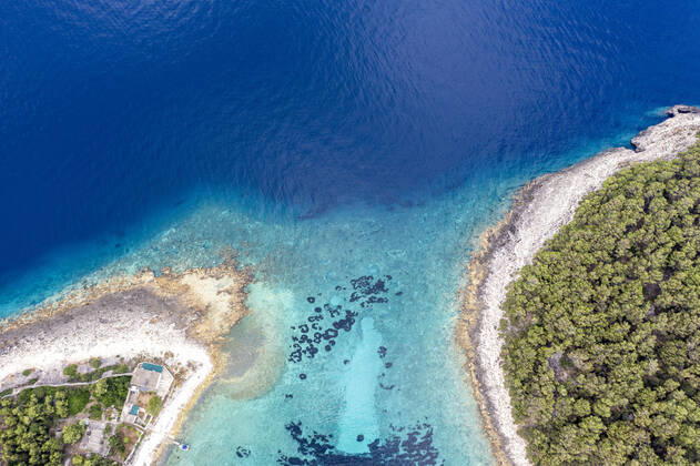 04.07.2021 , Kroatien , Adria , Insel Korcula ist eine kroatische Insel in der Adria vor der Küste Süddalmatiens. Sie liegt in der südlicheren Region Dalmatien in Kroatien und ist ungefähr 48 km lang und etwa 8 km breit. Zwei Kilometer vor der Ortschaft Potirna liegt im Meer die Inselgruppe Otok Veli Pržnjak mit kristallklarem und türkisblauem Wasser. Hier gibt einige Häuser zum Mieten , die nur per Boot zu erreichen sind.