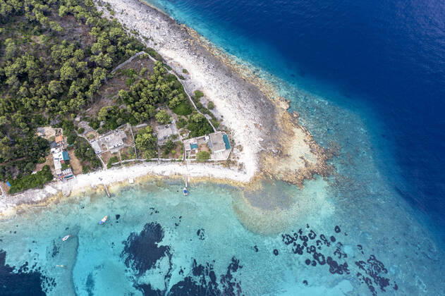 04.07.2021 , Kroatien , Adria , Insel Korcula ist eine kroatische Insel in der Adria vor der Küste Süddalmatiens. Sie liegt in der südlicheren Region Dalmatien in Kroatien und ist ungefähr 48 km lang und etwa 8 km breit. Zwei Kilometer vor der Ortschaft Potirna liegt im Meer die Inselgruppe Otok Veli Pržnjak mit kristallklarem und türkisblauem Wasser. Hier gibt einige Häuser zum Mieten , die nur per Boot zu erreichen sind.