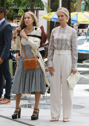 NEW YORK, NY- JULY 9: Sarah Jessica Parker, Cynthia Nixon on the set of HBO Max series, And Just Like That, the Sex And The City 10-part revival in New York City on July 9, 2021. Copyright: xRWx