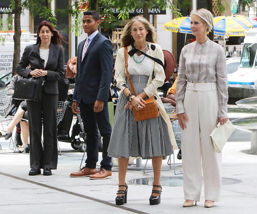 NEW YORK, NY- JULY 9: Sarah Jessica Parker, Cynthia Nixon on the set of HBO Max series, And Just Like That, the Sex And The City 10-part revival in New York City on July 9, 2021. Copyright: xRWx