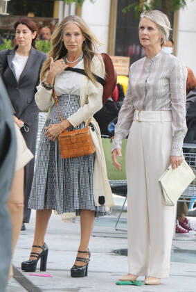 NEW YORK, NY- JULY 9: Sarah Jessica Parker, Cynthia Nixon on the set of HBO Max series, And Just Like That, the Sex And The City 10-part revival in New York City on July 9, 2021. Copyright: xRWx