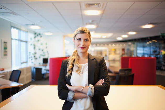 Portrait of young businesswoman standing in office. Copyright: xKatarinaxPremfors arabianEyex CAPKPRF15955
