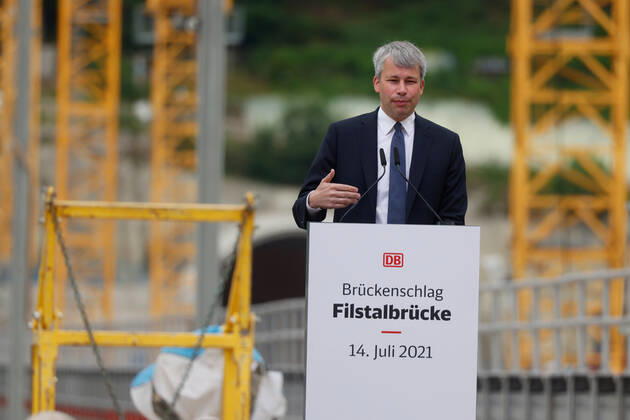 Eine der höchsten Eisenbahnbrücken in Deutschland ist fertig gebaut. Die rund 500 Meter lange Filstalbrücke ist Teil der künftigen Hochgeschwindigkeitsstrecke Stuttgart - Ulm. Mit einem Festakt feierte die Bahn den Brückenschlag in 85 Metern Höhe. Damit ist die Brücke nach Bahnangaben die dritthöchste Eisenbahnbrücke in Deutschland. Steffen Bilger, Parlamentarischer Staatssekretär beim Bundesminister für Verkehr und digitale Infrastruktur. Deutschland, Baden-Württemberg, Mühlhausen im Täle, 14.07.2021.