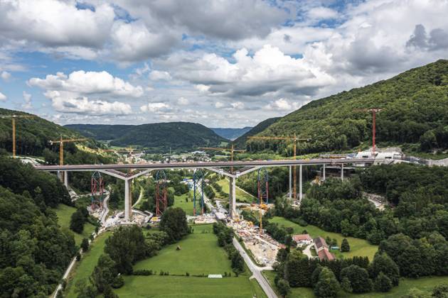 Bilder des Jahres 2021, News 07 Juli News Themen der Woche KW28 News Bilder des Tages Eine der höchsten Eisenbahnbrücken in Deutschland ist fertig gebaut. Die rund 500 Meter lange Filstalbrücke ist Teil der künftigen Hochgeschwindigkeitsstrecke Stuttgart - Ulm. Mit einem Festakt feierte die Bahn den Brückenschlag in 85 Metern Höhe. Damit ist die Brücke nach Bahnangaben die dritthöchste Eisenbahnbrücke in Deutschland. Im Dezember 2022 rollen hier die ersten Züge. Drohnenaufnahme. Deutschland, Baden-Württemberg, Mühlhausen im Täle, 14.07.2021.