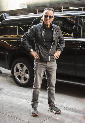 Bilder des Jahres 2021, Entertainment 07 Juli Entertainment Themen der Woche KW28 Entertainment Bilder des Tages July 14, 2021, New York, New York, USA: Bruce Springsteen arrives at the St. James Theater for a performance of Springsteen On Broadway in New York City New York USA - ZUMAr334 20210714_znp_r334_044 Copyright: xDebraxL.xRothenbergx