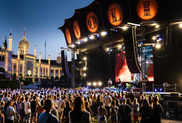 Bilder des Jahres 2021, Entertainment 07 Juli Entertainment Themen der Woche KW28 Entertainment Bilder des Tages Publikum til danske Hans Philip der spiller op til Havefest paa Plaenen i Tivoli fredag den 16. juli 2021 Havefest afloeser Fredagsrock, der er aflyst paa grund af Covid-19 Coronakrisen. , Copenhagen Copyright: TorbenxChristensen TorbenxChristensenx COP105 spdk20210717-010814-L