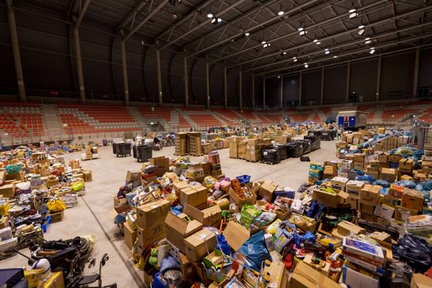 News Bilder des Tages Überwältigende Sachspendenaktion der Fluthilfe zugunsten der Opfer der Flutkatastrophe in NRW und Rheinland-Pfalz vom 14.07.2021 bei der Sammelstelle im Bitburger Event Center am Nürburgring, 17.07.2021 Hunderte Helfer sortieren und packen die Sachspenden, sodass sie schnell Flutopfer erreichen. Nürburg Nürburgring Rheinland-Pfalz Deutschland