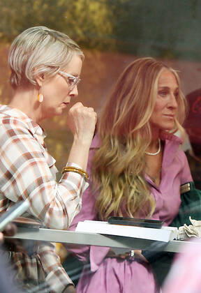 NEW YORK, NY - July 19: Sarah Jessica Parker, Cynthia Nixon on the set of the HBOMax Sex and the City reboot series And Just Like That on July 19, 2021 in New York City. Copyright: xRW MediaPunchx