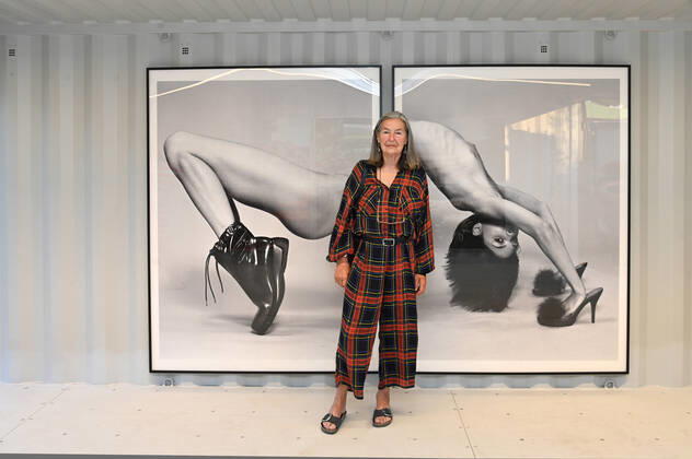 Eröffnung der Kunstausstellung von fotografischen Objekten, in einem Containerdorf im Seeviertel in Gmunden, im Rahmen der Salzkammergut Festwochen Gmunden, am 10.07.21. Das Bild zeigt die Fotografin Elfie Semotan vor ihren großformatigen Fotografien 2021 - Eröffnung der Kunstausstellung von fotografischen Objekten, in einem Containerdorf im Seeviertel in Gmunden, im Rahmen der Salzkammergut Festwochen Gmunden, am 10.07.21
