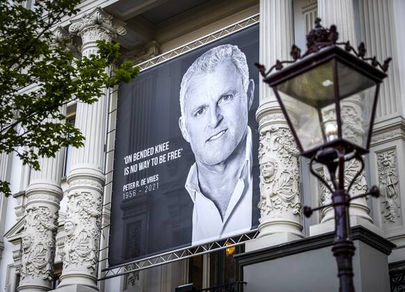 AMSTERDAM - A large photo at the Royal Theater Carre van Publiek by Peter R. de Vries on the day of his farewell to the public. The crime reporter died at the age of 64 after being shot in the center of Amsterdam. REMKO DE WAAL W Copyright: xHollandsexHoogtex xxANPx x434163137x