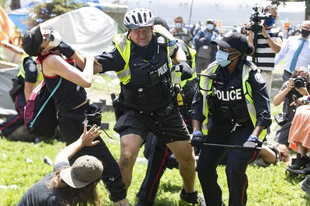 Bilder des Jahres 2021, News 07 Juli News Themen der Woche KW29 News Bilder des Tages July 21, 2021, Toronto, on, Canada: Police remove encampment supporters as they clear Lamport Stadium Park encampment in Toronto on Wednesday July 21, 2021. The operation came a day after a different encampment was cleared at a downtown park. The city has cited the risk of fires and the need to make parks accessible to everyone as factors behind the clearings. Toronto Canada  - ZUMAc35_ 20210721_zaf_c35_019 Copyright: xChrisxYoungx