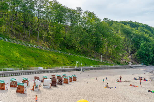 Ruegen, Sellin, Mecklenburg-Vorpommern, Germany - 10 juni 2021: beach vacation on the coast of Sellin on the island of Rügen, families spend the day on the beach of the Baltic Sea