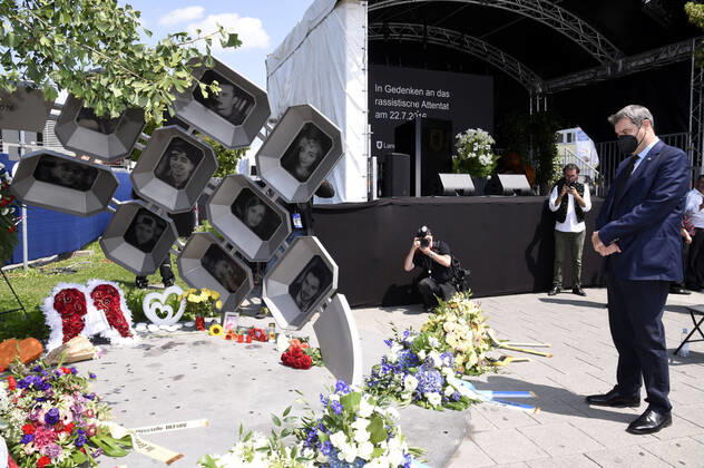 Bilder des Jahres 2021, News 07 Juli News Themen der Woche KW29 News Bilder des Tages Markus Söder beim Gedenkakt zum 5. Jahrestag des Attentats am OEZ am Denkmal Für euch . München, 22.07.2021