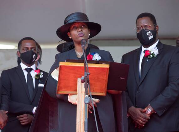 Bilder des Jahres 2021, News 07 Juli News Themen der Woche KW29 News Bilder des Tages Haiti, Beerdigung von Jovenel Moise in Cap-Haitien Haiti s First Lady Martine Moise speaks at the funeral of her husband, President Jovenel Moise in Cap-Haitien, Haiti, 23 July 2021. Moise was murdered at his residence in the early morning of July 7 last. EFE Orlando Barria Funeral of the assassinated president of Haiti Jovenel Moise !ACHTUNG: NUR REDAKTIONELLE NUTZUNG!  Copyright: xOrlandoxBarriax AME4798 20210723-1daa150cfdcba636c1d6e5cc125836ca9de6e28e