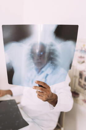 Senior male doctor examining x-ray at hospital model released Symbolfoto property released EGHF00051
