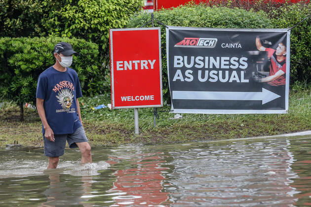 Bilder des Jahres 2021, News 07 Juli News Themen der Woche KW29 News Bilder des Tages (210724) -- RIZAL PROVINCE, July 24, 2021 -- A man wades through the flood water brought by heavy monsoon rains in Rizal Province, the Philippines, July 24, 2021. The Philippines have evacuated more than 15,000 people in Metro Manila and some parts of the country amid flood threat, disaster management authorities said on Saturday. ) PHILIPPINES-RIZAL PROVINCE-MONSOON FLOODS RouellexUmali 