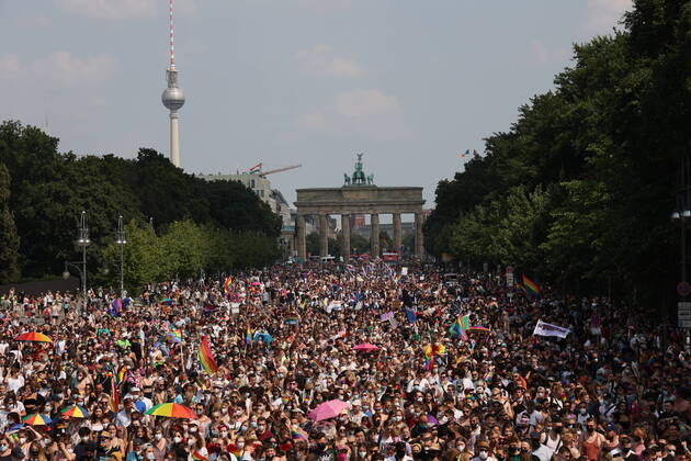 Bilder des Jahres 2021, News 07 Juli News Themen der Woche KW29 News Bilder des Tages Menschen bei der Christopher Street Day Demonstration in Berlin am 24. Juli 2021. German Chancellor Angela Merkel attend Press Conference in Berlin