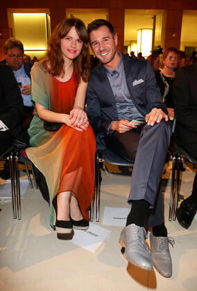 Jochen Schropp mit Begleitung bei der Verleihung des 11. Deutschen Hörfilmpreis im Atrium der Deutsche Bank AG in Berlin 090413 Berlin Deutschland Copyright: xJamesxColdreyx