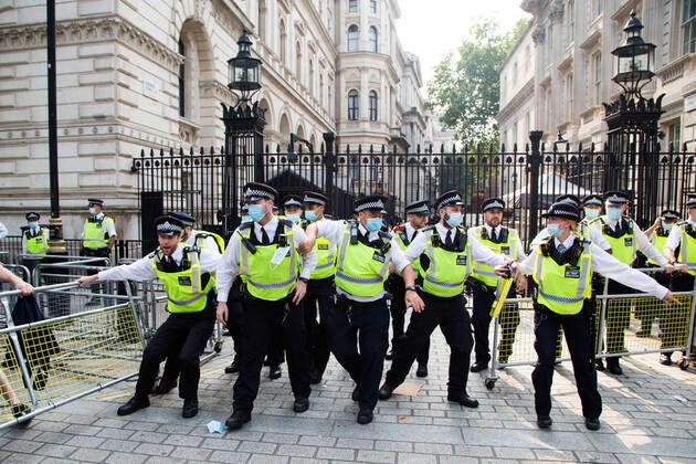 Bilder des Jahres 2021, News 07 Juli News Themen der Woche KW29 News Bilder des Tages July 24, 2021, London, United Kingdom: Police officers are seen outside the gates of 10 Downing street during the demonstration..Protesters held demonstration in London against the Covid-19 vaccine passport and other restrictions. London United Kingdom - ZUMAs197 20210724_zaa_s197_117 Copyright: xThaboxJaiyesimix