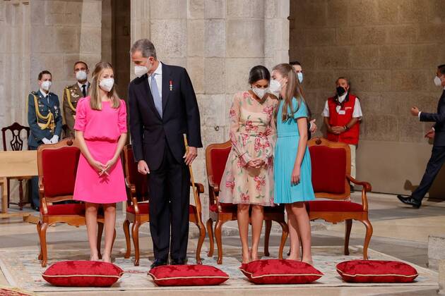 Bilder des Jahres 2021, Entertainment 07 Juli Entertainment Bilder des Tages Spain s King Felipe (2-L) and Queen Letizia (2-R), Spain s Princess Leonor (L) and Infanta Sofia (R) attend the traditional Apostle Saint James floral offering at the Cathedral in Santiago de Compostela, Galicia, northern Spain, 25 July 2021. Galicia celebrates its regional day on 25 July, marking Saint James Day, the patron saint of both Spain and Galicia. Spanish Royal Family attends traditional Saint James floral offering !ACHTUNG: NUR REDAKTIONELLE NUTZUNG!  Copyright: xBallesterosx GRAF4988 20210725-dcb2453d093ebfae6a9b4b5f73456da858ff27e5