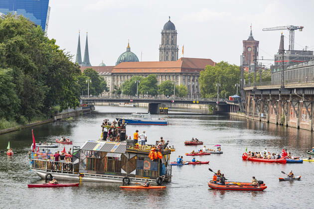 Bilder des Jahres 2021, News 07 Juli News Themen der Woche KW29 News Bilder des Tages Boots-Demo für Erdgas-Ausstieg, Die Umwelt-Initiativen Robin Wood und Fridays for Future demonstrierten mit ca. 50 Booten auf der Spree, für den Ausstieg aus der Erdgas-Energie. Ziel der Demonstranten, war das Vattenfall Kraftwerk nähe der Jannowitzbrücke. Berlin Mitte Berlin Deutschland