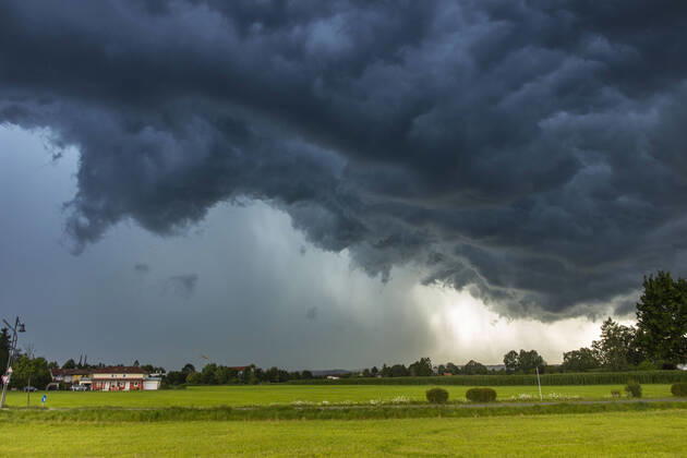 Bilder des Jahres 2021, News 07 Juli News Themen der Woche KW29 ID 353 Schon wieder Hochwasseralarm in Südbayern. Schwere Gewitter und Unwetter zogen über den Landkreis Miesbach hinweg. Die Unwetterfront zog von der Schweiz einmal quer über Südbayern. Die Feuerwehren sind aktuell im Dauereinsatz. Der Aufzug der Unwetterfront war bei Irschenberg ziemlich spektakulär. Neben größeren Hagelansammlungen gab es durch den kurzen aber heftigen Starkregen wieder Überschwemmungen. Flüsse führten Hochwasser. Die B 472 wurde an der Autobahnabfahrt überflutet. Die Feuerwehr stand bis zur Hüfte im Wasser. Autofahrer mussten durch überflutete Straßen fahren. Staatstraße 18 zwischen Grossswaig und Auerschmied verschüttete eine Mure die Straße. Schwere Technik war im Einsatz, musste die Straße wieder