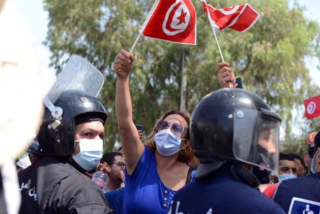 Bilder des Jahres 2021, News 07 Juli News Themen der Woche KW30 News Bilder des Tages Clashes broke out this morning in front of the headquarters of the Assembly of People s Representatives (ARP) between citizens and members of the Ennahdha Movement and the Al Karama Coalition.photo: Yassine Mahjoub Tunisia: Clashes and stone throwing between demonstrators in front of the seat of the Parliament 
