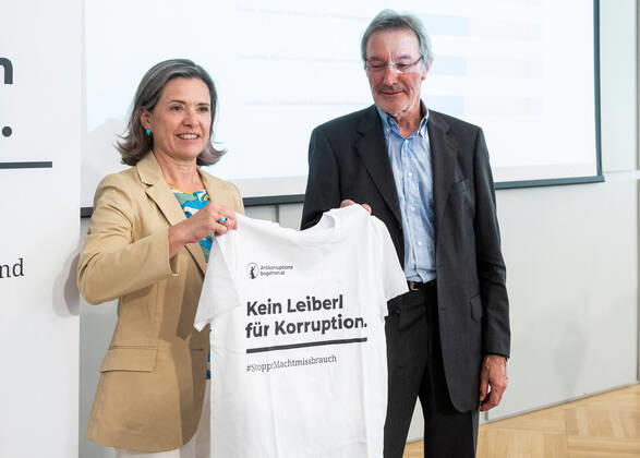 Bilder des Jahres 2021, News 07 Juli News Themen der Woche KW30 News Bilder des Tages 20210727 Anti-corruption referendum - citizen and party views and current Polling data VIENNA, AUSTRIA - JULY 27: Director Austrian Gallup Institute Andrea Fronaschuetz and Former Dean of the Faculty of Law at the University of Vienna Heinz Mayer at a press conference dealing with the Anti-corruption referendum - citizen and party views and current Polling data at Presseclub Concordia on July 27, 2021 in Vienna, Austria. WIEN, OESTERREICH - 27. JULI: Leiterin Oesterreichisches Gallup-Institut Andrea Fronaschuetz ubnd ehem. Dekan der Rechtswissenschaftlichen Fakultät d. Univ. Wien Heinz Mayer bei einer Pressekonferenz des Anti-Korruptionsvolksbegehrens zu den Fragen - Wie sehen Buerger das Volsbegehren, wie die Parteien im Presseclub Conco Copyright: xMartinxJuenx SEPAxMedia