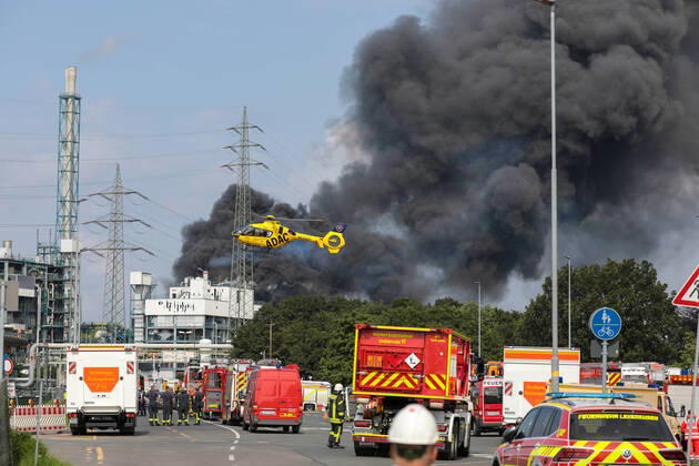 Bilder des Jahres 2021, News 07 Juli News Themen der Woche KW30 News Bilder des Tages Explosion in Chemiepark Leverkusen Großeinsatz nach Explosion in Chemiepark in Leverkusen! Massive Rauchsäule, Bevölkerungswarnung, mehrere Vermisste! Leverkusen