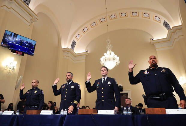 Bilder des Jahres 2021, News 07 Juli News Themen der Woche KW30 News Bilder des Tages U.S. Capitol Police Sgt. Aquilino Gonell, from left, Washington Metropolitan Police Department officer Michael Fanone, Washington Metropolitan Police Department officer Daniel Hodges and U.S. Capitol Police Sgt. Harry Dunn are sworn in to testify before the Select Committee to Investigate the January attack on the U.S. Capitol at the Canon House Office Building in Washington, DC on Tuesday, on July 27, 2021. About 140 police officers were injured when they were trampled by the former President Donald Trump supporters aiming to overthrow the 2020 presidential election. Five people died. Pool  WASP20210727167 ChipxSomodevilla