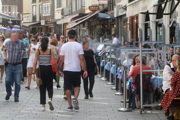 Nach der Lockerung der Schutzmaßnahmen und Wiedereröffnung der Geschäfte sieht die Einkaufsstraße und Fußgängerzone Berger Straße in der Innenstadt von Düsseldorf wieder so wie vor der Coronakrise aus, Nordrhein Westfalen, Deutschland