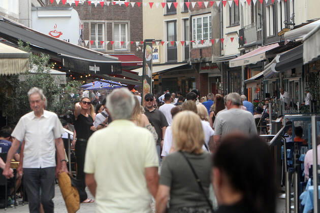 Nach der Lockerung der Schutzmaßnahmen und Wiedereröffnung der Geschäfte sieht die Einkaufsstraße und Fußgängerzone Berger Straße in der Innenstadt von Düsseldorf wieder so wie vor der Coronakrise aus, Nordrhein Westfalen, Deutschland