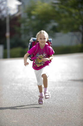 IMAGO Creative: Gesellschaft, Schule, Schulanfang froehliche Schuelerin an ihren ersten Schultag , Deutschland happy schoolgirl at her first day of school , Germany BLWS648211