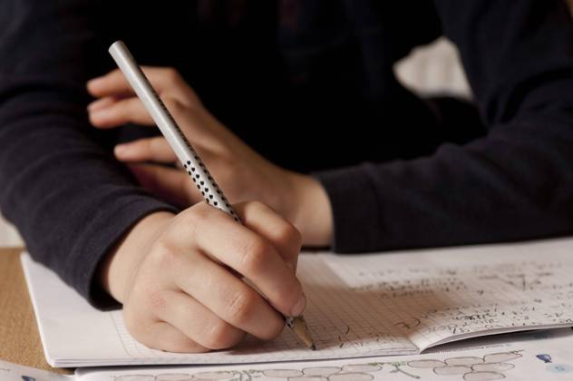 IMAGO Creative: Gesellschaft, Schule, Schulanfang Hausaufgaben machen, Deutschland doing homework, Germany BLWS648195