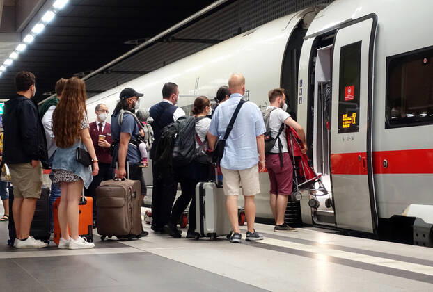 24.07.2021, Berlin, GER - Reisende steigen im Hauptbahnhof in einen ICE ein. (Alltag, anstehen, Bahn, Bahnhof, Bahnreise, Bahnreisende, Bahnstation, Bahnsteig, Bahnverkehr, befoerdern, Befoerderung, Berlin, Buggy, Bundesbahn, DB, deutsch, Deutsche Bahn, Deutsche Bahn AG, Deutschland, Die Bahn, einsteigen, Einstieg, Eisenbahn, Europa, europaeisch, Ferien, Ferienzeit, Fernverkehr, Gesellschaft, Hauptbahnhof, Hauptbahnhof tief, ICE, innen, Innenaufnahme, Inter City Express, Jahreszeit, Kaukasier, kaukasisch, Kinderwagen, Menschen, Personen, Personenbefoerderung, Personentransport, QF, Querformat, Reise, Reisende, Schiene, Schienenverkehr, Sommer, Sommerferien, Stadt, Transport, unterwegs, Urlaub, Urlauber, Urlaubszeit, Verkehr, verreisen, wart