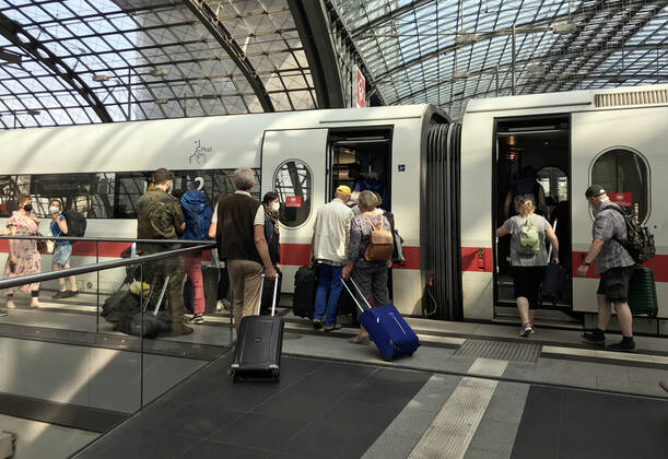 25.07.2021, Berlin, GER - Reisende steigen im Hauptbahnhof in einen ICE ein. (Alltag, anstehen, Bahn, Bahnhof, Bahnreise, Bahnreisende, Bahnstation, Bahnsteig, Bahnverkehr, befoerdern, Befoerderung, Berlin, Bundesbahn, DB, deutsch, Deutsche Bahn, Deutsche Bahn AG, Deutschland, Die Bahn, einsteigen, Einstieg, Eisenbahn, Europa, europaeisch, Ferien, Ferienzeit, Fernverkehr, Gesellschaft, Hauptbahnhof, ICE, innen, Innenaufnahme, Inter City Express, Jahreszeit, Kaukasier, kaukasisch, Menschen, Personen, Personenbefoerderung, Personentransport, QF, Querformat, Reise, Reisende, Schiene, Schienenverkehr, Sommer, Sommerferien, Stadt, Transport, unterwegs, Urlaub, Urlauber, Urlaubszeit, Verkehr, verreisen, Westeuropa, Wirtschaft, Zug) 210725D801BERL