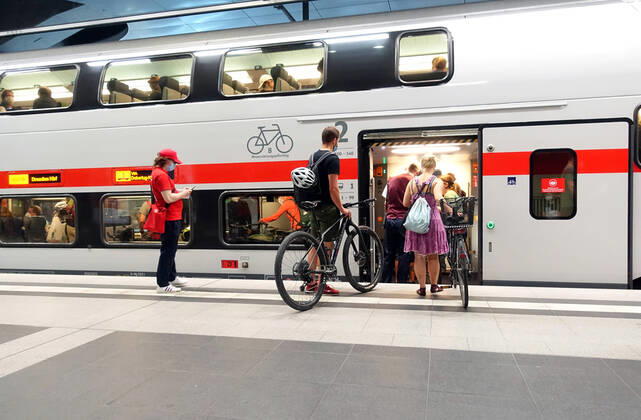 24.07.2021, Berlin, GER - Reisende steigen im Hauptbahnhof in das Fahrradabteil einen IC Doppelstockwagen ein. (Alltag, Bahn, Bahnhof, Bahnreise, Bahnreisende, Bahnstation, Bahnsteig, Bahnverkehr, befoerdern, Befoerderung, Berlin, Bundesbahn, DB, deutsch, Deutsche Bahn, Deutsche Bahn AG, Deutschland, Die Bahn, Doppelstockwagen, einsteigen, Einstieg, Eisenbahn, Europa, europaeisch, Fahrradabteil, Fahrradfahrer, Fahrraeder, Ferien, Ferienzeit, Fernverkehr, Gesellschaft, Hauptbahnhof, Hauptbahnhof tief, IC, innen, Innenaufnahme, Inter City, Jahreszeit, Kaukasier, kaukasisch, Menschen, Personen, Personenbefoerderung, Personentransport, QF, Querformat, Radfahrer, Raeder, Reise, Reisende, Schiene, Schienenverkehr, Sommer, Stadt, Station, Transpor